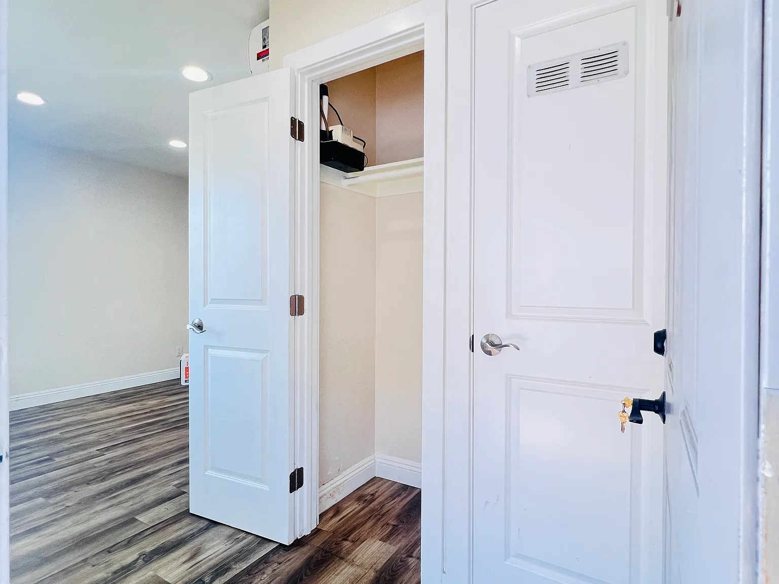 172 N Mariposa Ave — Photo 3