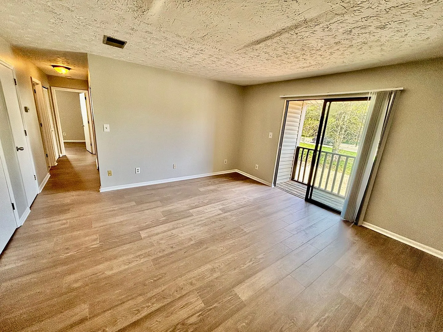 2 bedroom off Alumni! — Photo 3