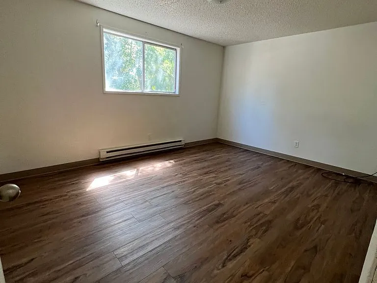 310 Hawthorne St — Photo 2