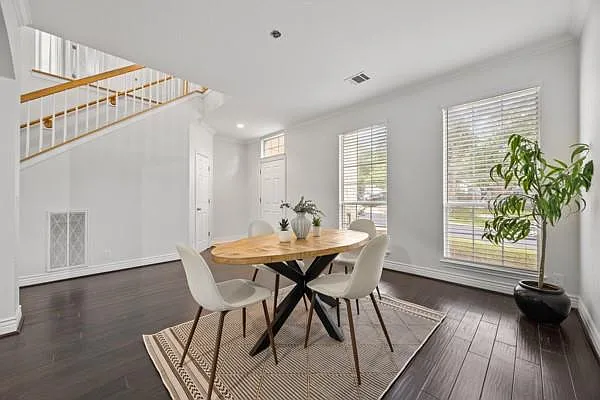 4 bed, 2.5 bath, 2444 sqft, $2,800 — Photo 2