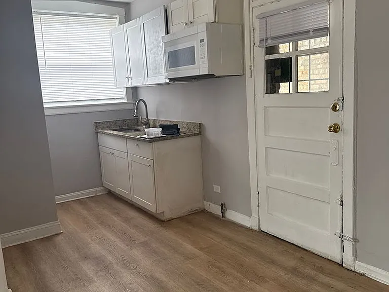 SPACIOUS 2 BEDROOM APARTMENTS AVAILABLE — Photo 27