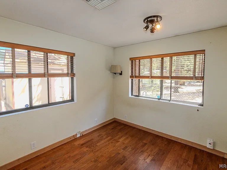 1064 Pine Ln — Photo 11