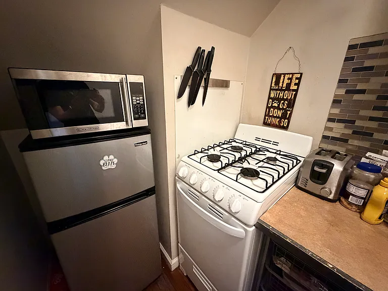34 Rockyford Rd NE #D — Photo 6