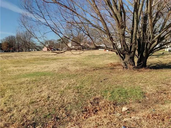 404 N Oak St, Garnett, KS 66032