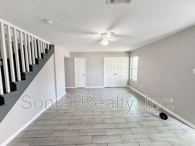 3 bed, 2.5 bath, 1100 sqft, $1,300 — Photo 2