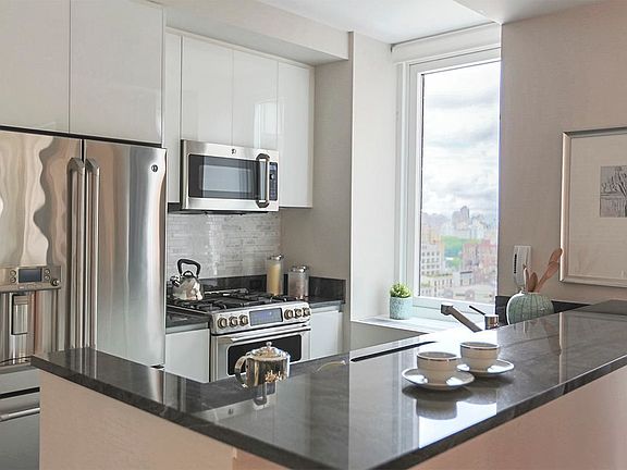 3rd image of 160 W 62nd St APT 19C