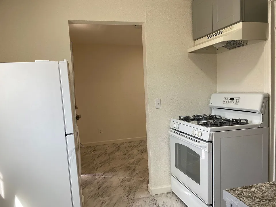 462 Delhi Ave #1