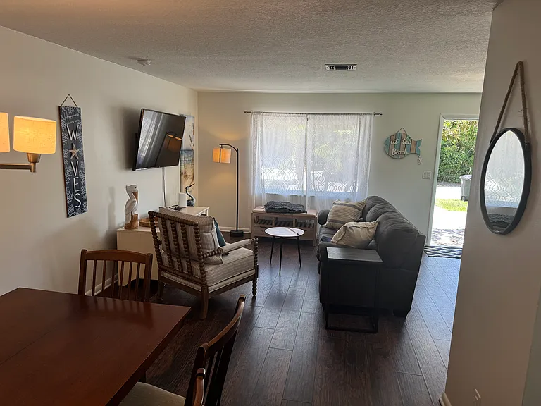 202 E St #B — Photo 8