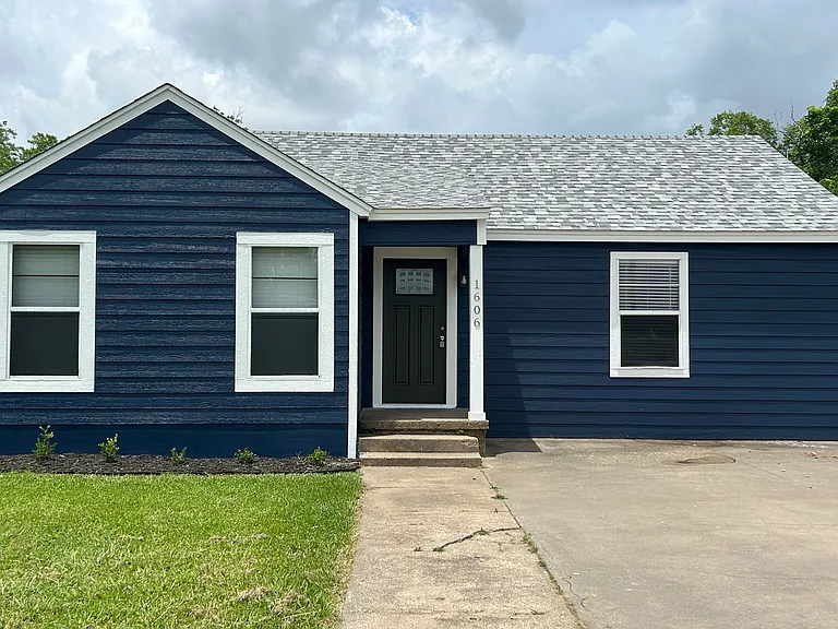 1606 N Travis St — Photo 1