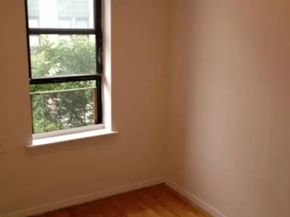 4 Baltic St, Staten Island, NY 10304