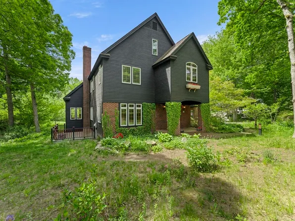 28 Vincent Rd, Mendon, MA 01756