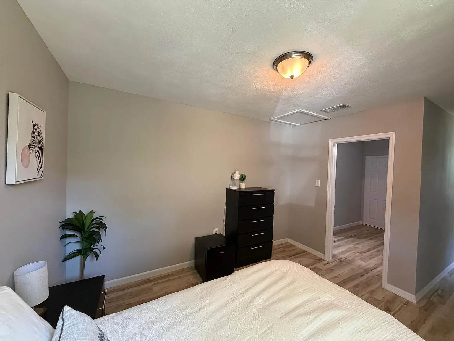 4 bed, 2.0 bath, 1240 sqft, $888 — Photo 1