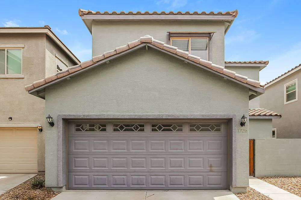 3 bed, 2.5 bath, 2079 sqft, $2,025 — Photo 1