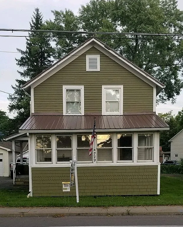 729 Broadway St photo 1