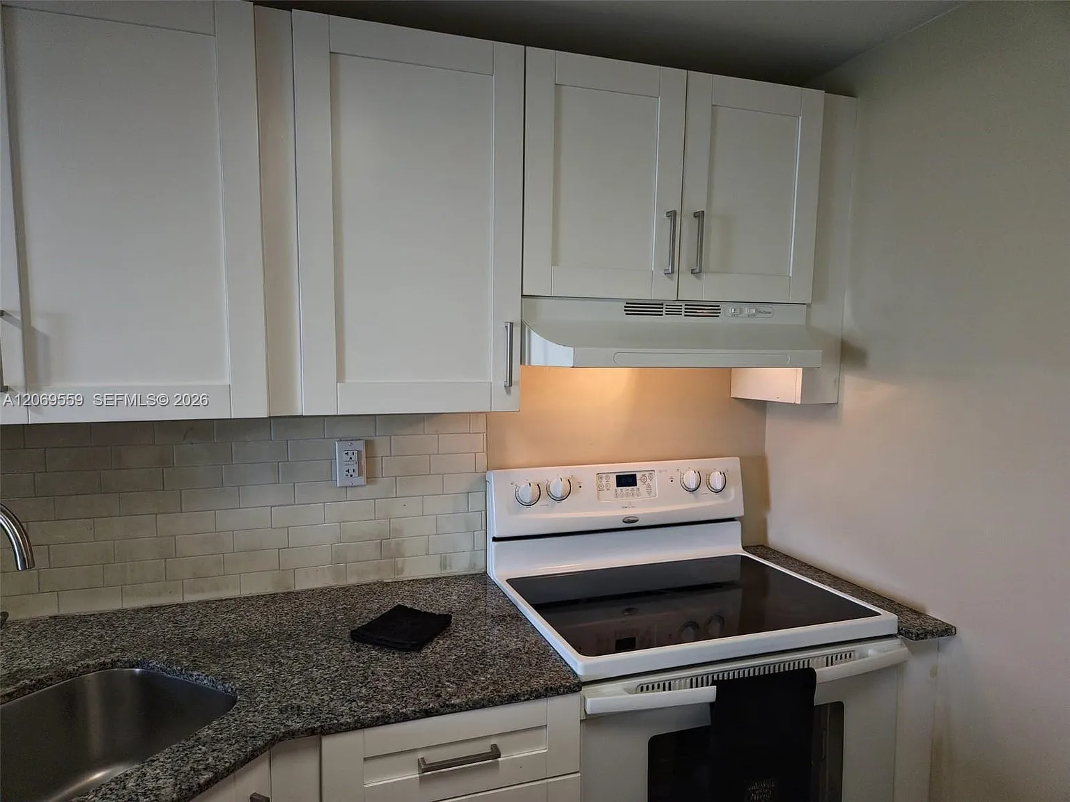 Yolanda Villas Condo — Photo 2