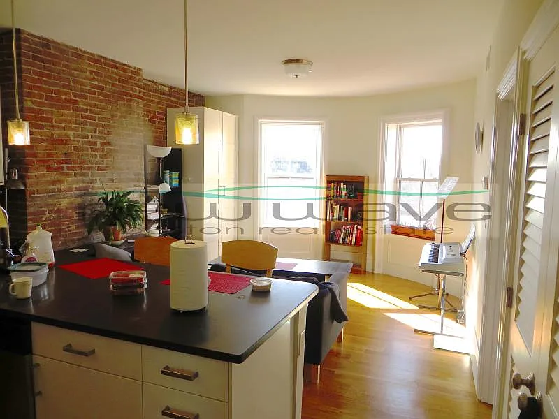 3 bed, 999 sqft, $5,300 — Photo 3