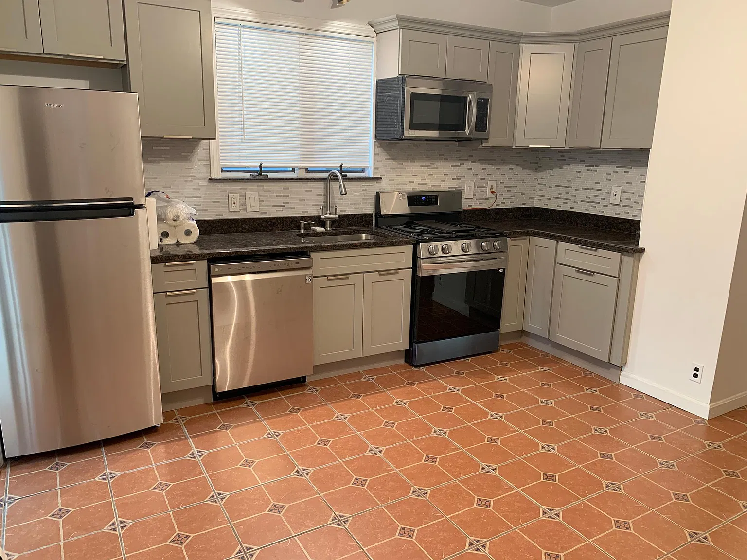 2 bed, 9999 sqft, $3,300 — Photo 2