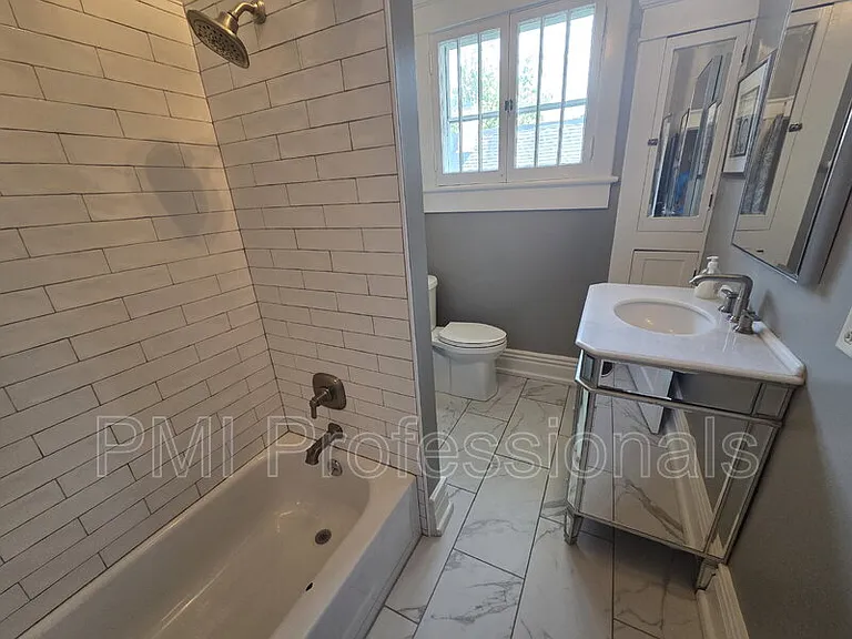 401 E Main St — Photo 23