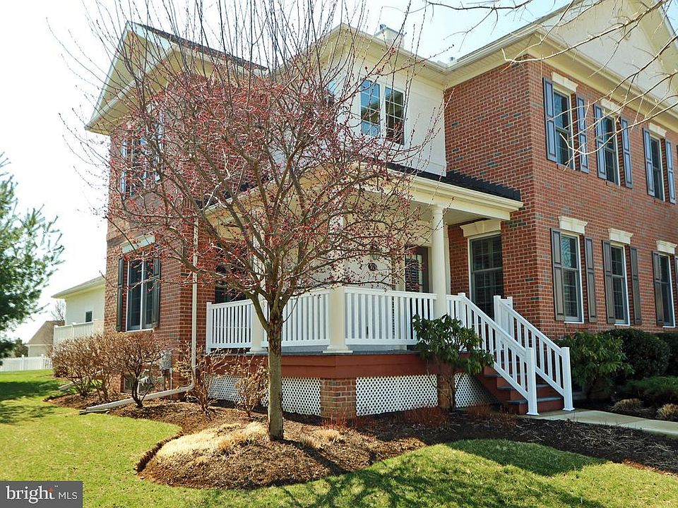 1st image of 915 Pinehurst Dr