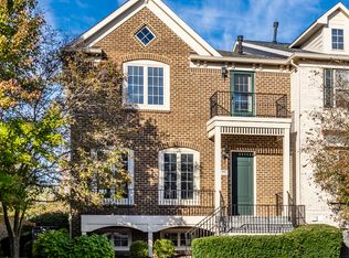 220 Manchester Dr, Zionsville, IN 46077