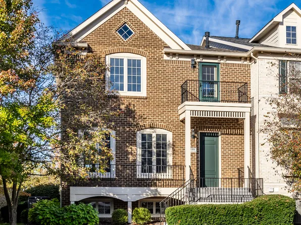 220 Manchester Dr, Zionsville, IN 46077