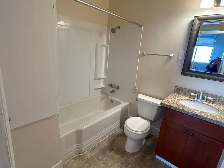 Montlake Apartments — Photo 7