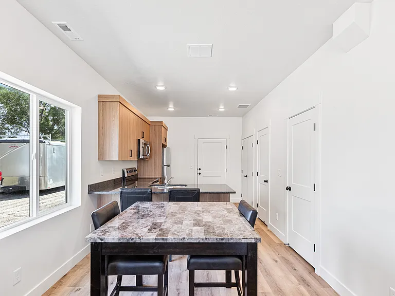 172 N 400 W #8 — Photo 12