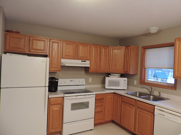 Lots of room in the kitchen!