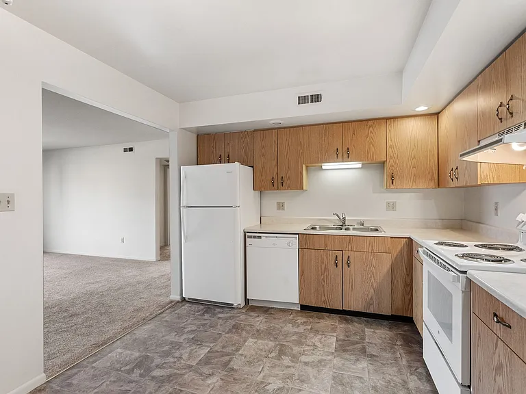 168 Lewis St — Photo 8