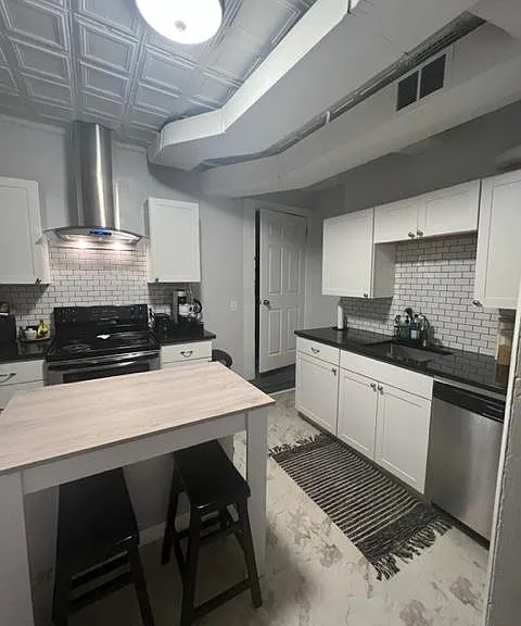 27 Cowan St #1 — Photo 1