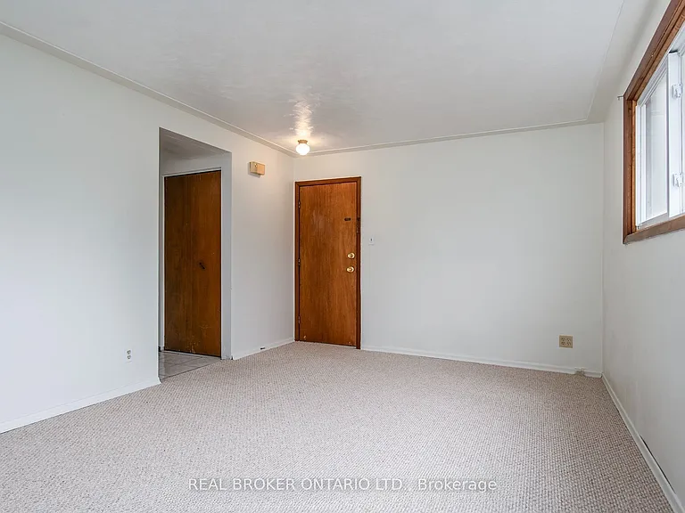 374 Southill Dr — Photo 8