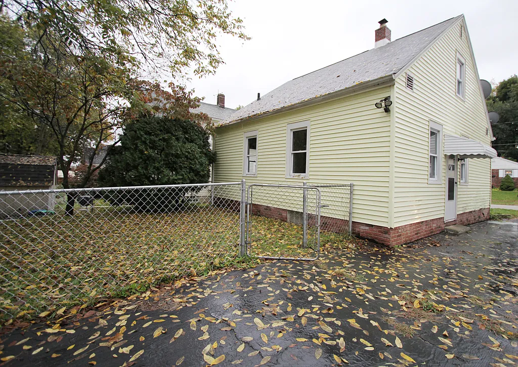 153 Oakwood St photo 1