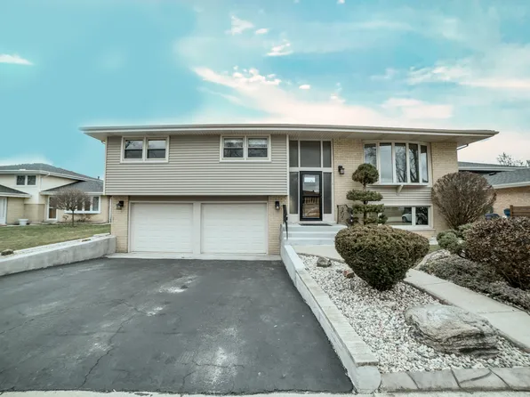 10612 S Terry Dr, Palos Hills, IL 60465