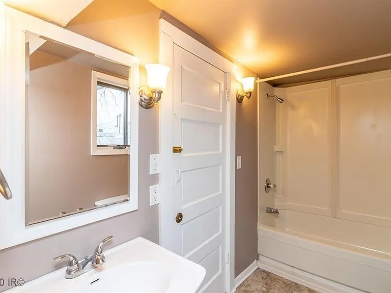1011 Evelyn St — Photo 7