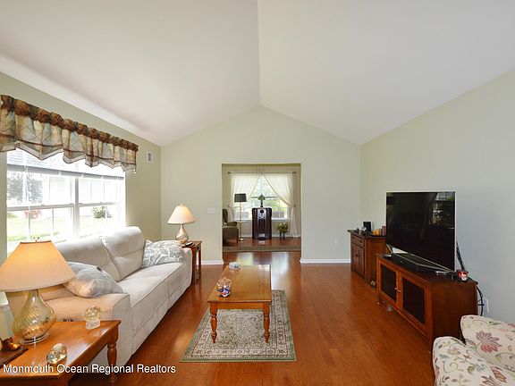 4th image of 2788 Lenox St