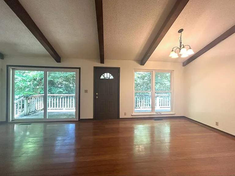 821 E Lakeside Dr — Photo 4