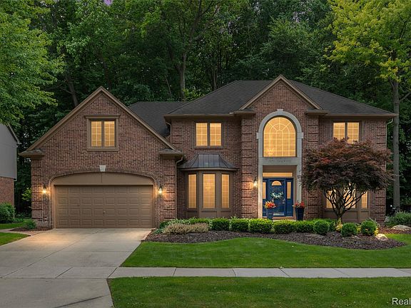 2nd image of 2176 Oakwood Dr