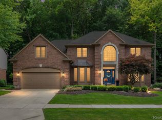 2176 Oakwood Dr, Troy, MI 48085