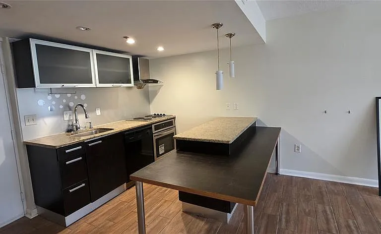 701 S Madison Ave #407 — Photo 2