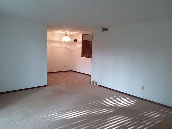 2nd image of 604 Boxwood Dr #1-4