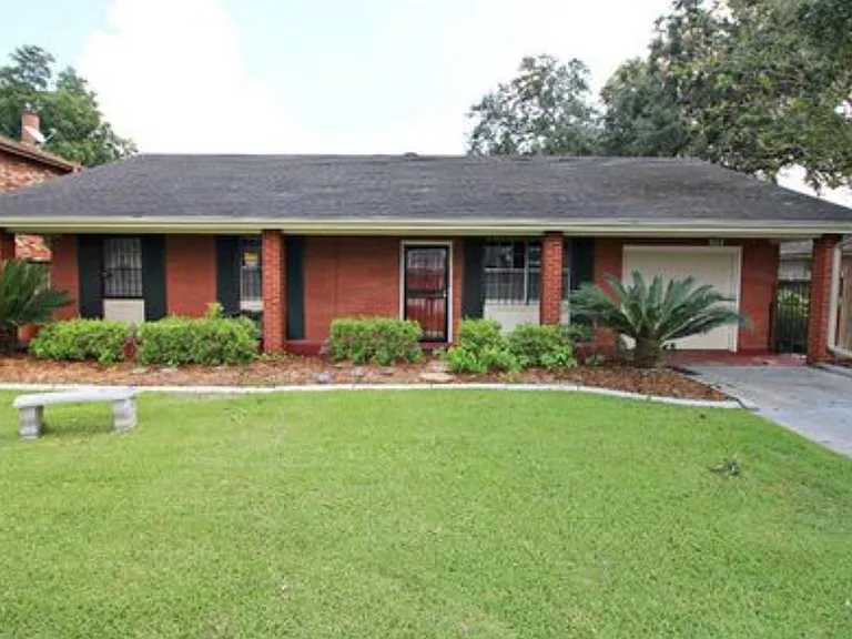 107 Tinsley Dr — Photo 1