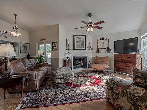 3rd image of 1584 Lawndale Cir