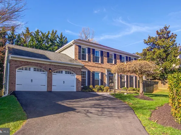 7985 Foxmoor Dr, Dunn Loring, VA 22027