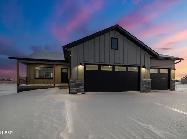 2408 Palisades Ln, Watertown, SD 57201