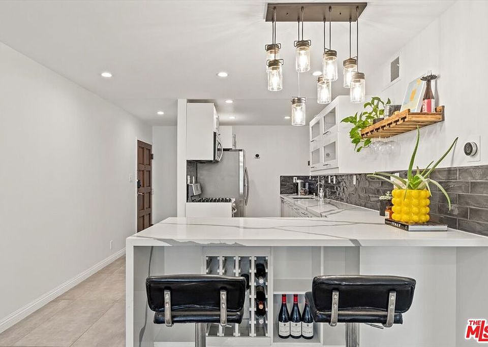 1st image of 12157 Moorpark Street #106