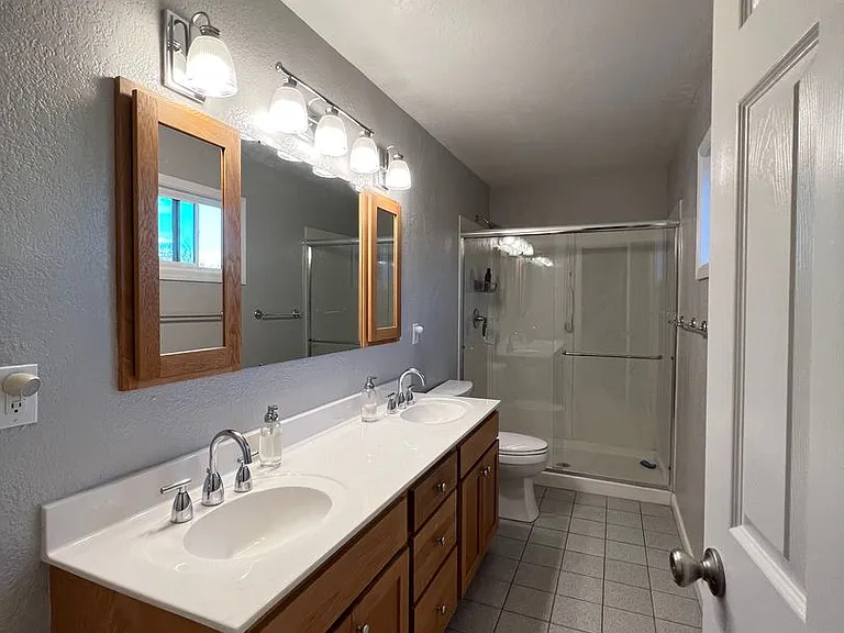 570 E North St — Photo 28
