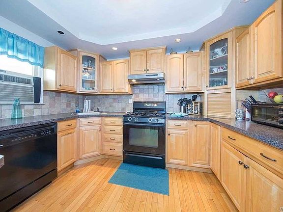 3rd image of 22 Kansas St