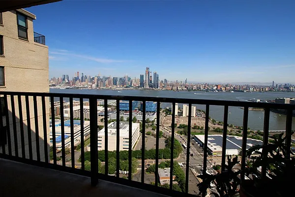 Sold by Hudson View Realty LLC | media 9