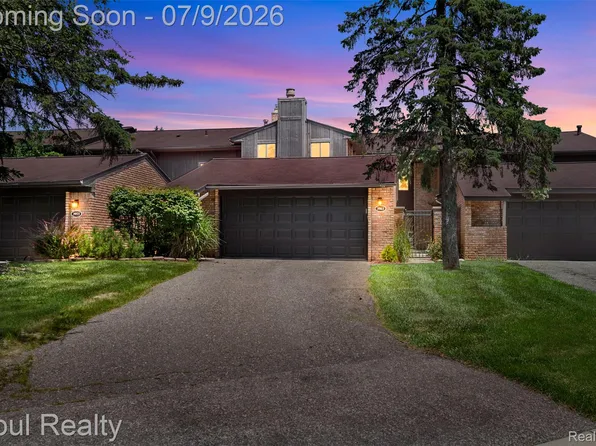 3961 Chablis St, West Bloomfield, MI 48323