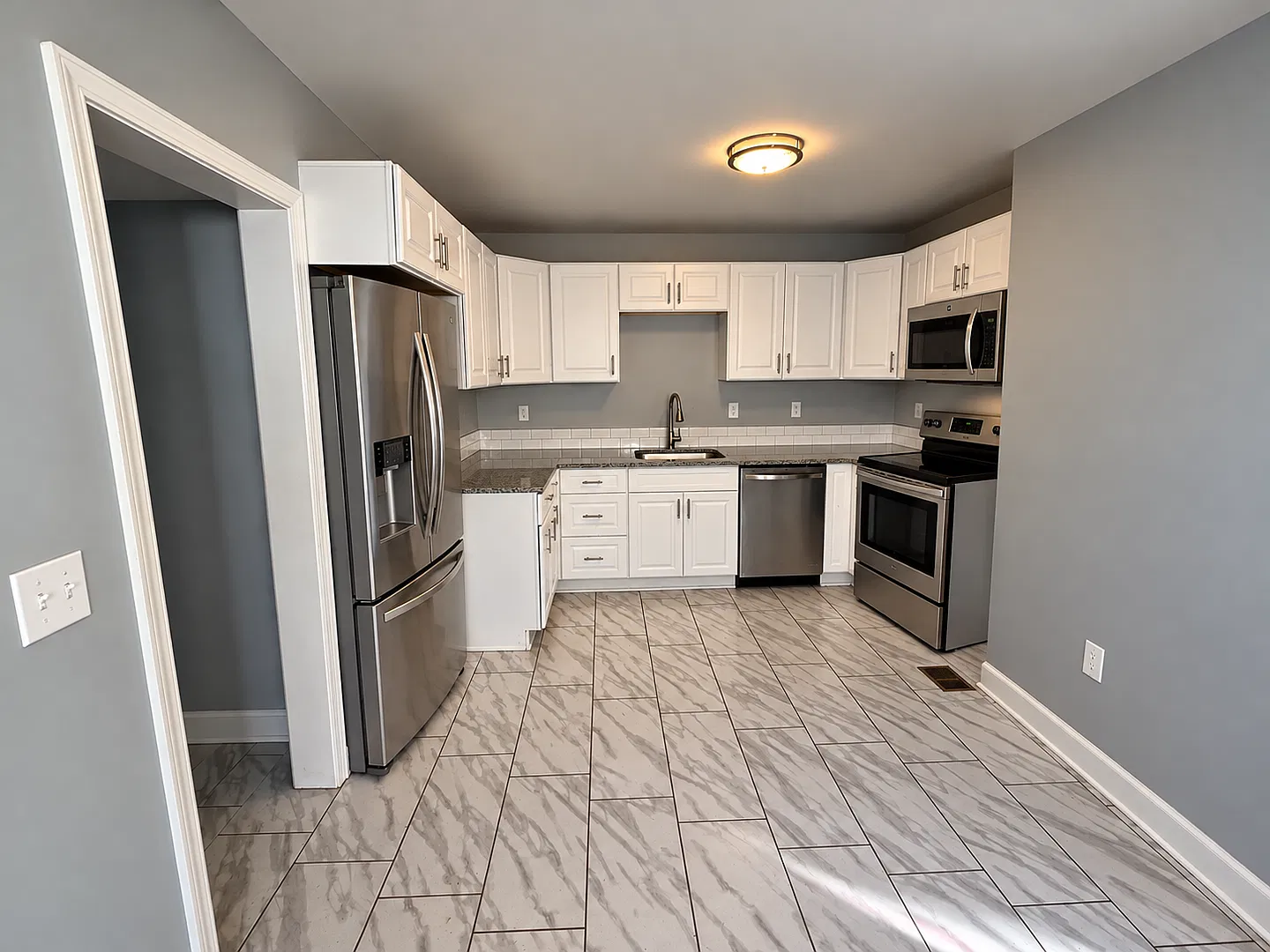 Updated 3 Bedroom / 2 Bathroom Home Near Campus! — Photo 3